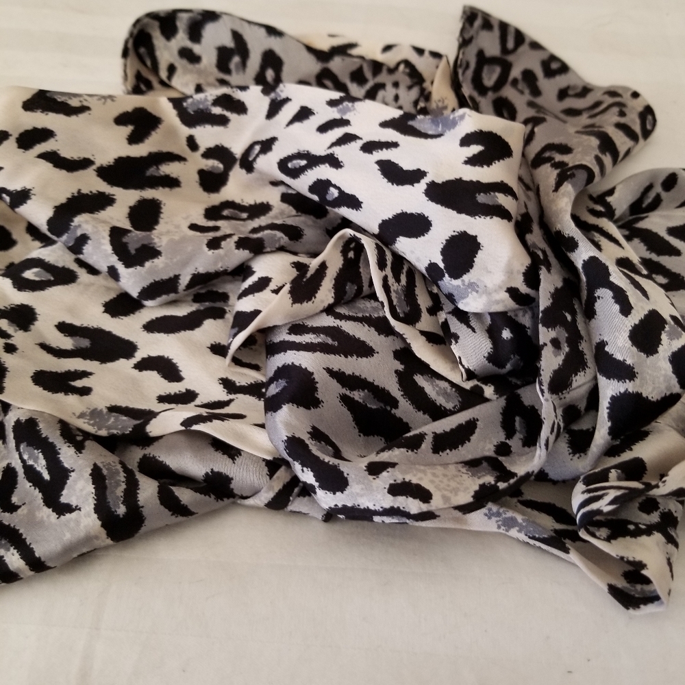 Burton Unisex Poly Oblong Pointed Tips Coat Scarf Black Gray Animal Print 62"